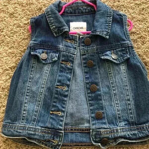 Girls denim sleeveless vest size 6/6X. In good condition!